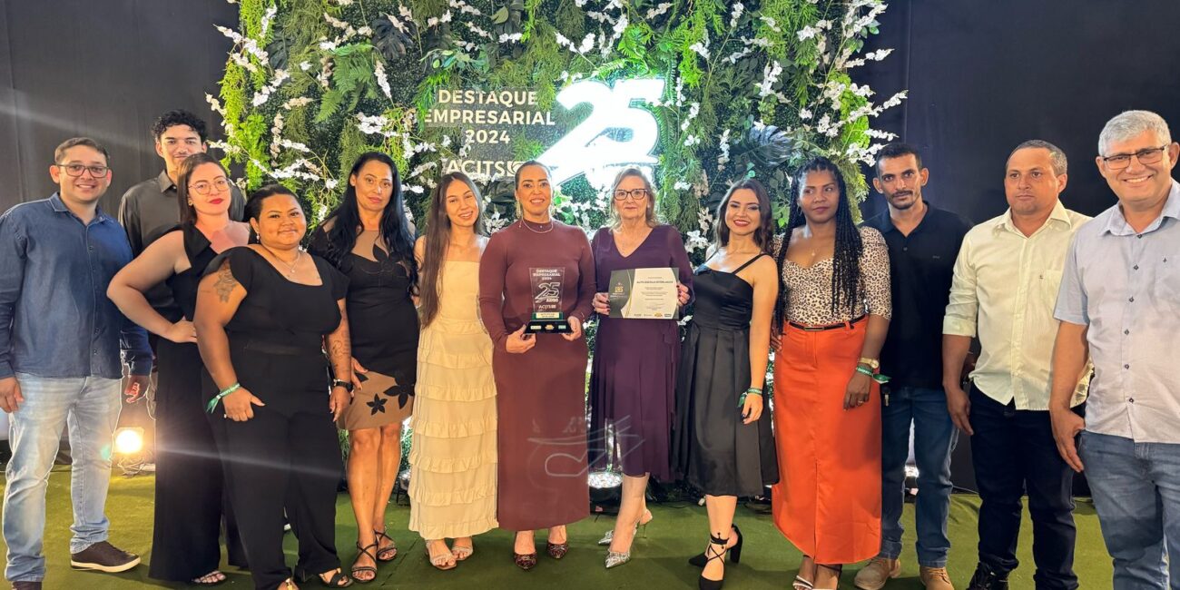 Equipe recebendo o prêmio Destaque Empresarial 2024
