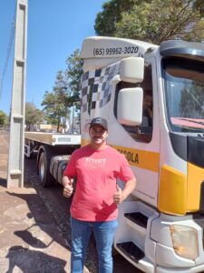 Motorista representando a CNH profissional (categorias C, D e E) e as oportunidades no transporte de cargas e passageiros.